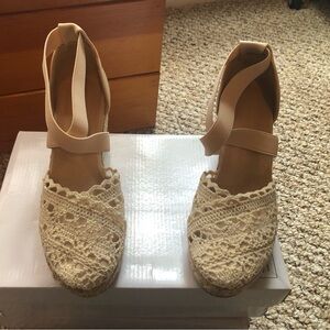 Wedge Sandel, Size 5, Beige